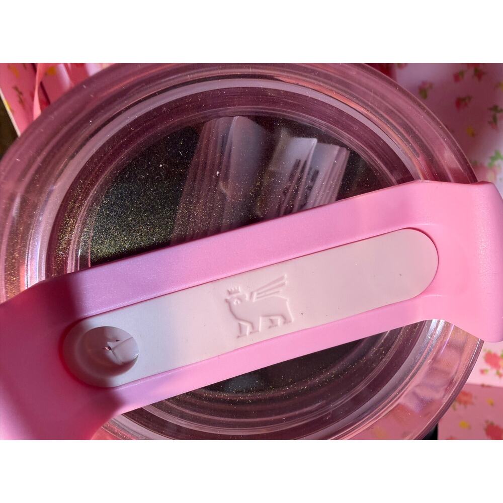 Stanley 1913 x LoveShackFancy 40oz H2.0 FlowState Quencher Ribbon Rosa NIB - Picture 9 of 12
